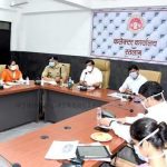 कोरोना संक्रमितों की पहचान के लिए नवीन निगरानी पद्धति विकसित करें,  लोगों को फीवर क्लीनिक की लोकेशन पता होनी चाहिए- संभागायुक्त श्री आनंद शर्मा,