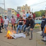 Ratlam:कांग्रेस कार्यालय के बाहर प्रदर्शन कर भाजपा युवा मोर्चा ने राहुल गांधी का पुतला फूंका