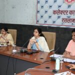रतलाम/सीएम हेल्पलाइन शिकायतों का प्राथमिकता के साथ संतुष्टिपूर्वक करें निराकरण : कलेक्टर श्रीमती सिंह