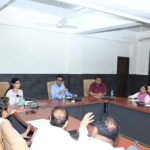 रतलाम/बैठक में अनुपस्थित खेल, आबकारी एवं पेंशन अधिकारी को कारण बताओ नोटिस जारी करें : कलेक्टर श्री कटेसरिया