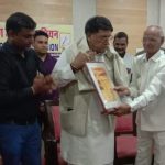 गंभीर बीमारी का शिकार हुए, कम उम्र के पत्रकार भी होगे सम्मान निधी के हकदार- मंत्री शर्मा  ,      एमपी वर्किंग जर्नलिस्ट यूनियन के कार्यक्रम में जनसंपर्क एवं विधी मंत्री पी सी शर्मा।