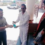 कोरोना वायरस से बचाव के लिए कार्यालयों में सेनीटाईजर से हाथ धुलवाने की व्यवस्था की गई