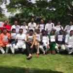 बेंगलुरु में बागी विधायकों को काले झंडे दिखाए