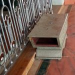 हथियारबंद चोरों ने चौकीदारों को धमका कर दानपात्र पर हाथ साफ किया-