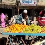 ठेला विक्रेता थूंक लगाकर बाजार में बेच रहा था फल, वीडियो वायरल, पुलिस ने दर्ज किया केस