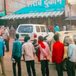 भोपाल में महिला अधिकारियों ने बेची शराब, शराबियों ने लाइन लगाकर खरीदी