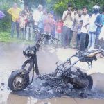 रतलाम: दो पहिया वाहन में लगी आग वाहन जलकर खाक, देखें वीडियो-