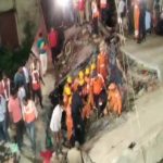 दो मंजिला इमारत गिरी, मलबे के नीचे दबे 12 लोग, 10 घायल, 2 के शव मिले