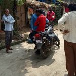 भूखण्ड पर बाहरी व्यक्ति को कब्जा दिलाने आये नगर परिषद कर्मचारियों का रहवासियों ने किया जमकर विरोध-