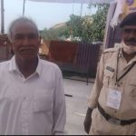 पुलिस की ईमानदारी ,बुजुर्ग को ढूंढ कर लौटाए बीस हजार रुपए