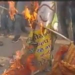 कांग्रेस प्रत्याशी का भाजपाई भाई निष्कासित, समर्थकों ने झंडे जलाए-
