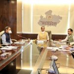 सीएम शिवराज सिंह चौहान ने की अधिकारियों के साथ वीसी, कहा- हर हाल में काम को दें प्राथमिकता
