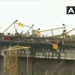 दिल्ली की ओर बढ़ रहे किसानों ने फ्लाइओवर से फेंके बैरिकेड्स, पुलिस ने छोड़े आंसू गैस के गोले