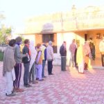 जम्मू – कश्मीर  में 370 हटने के बाद पहली बार चुनाव, जोशो-खरोश के साथ वोट डालने पहुंचे लोग-