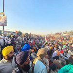 किसान आंदोलन: किसानों के सब्र का इम्तिहान, कड़ाके की ठंड के बीच पड़ रही बारिश की मार
