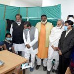 रतलाम जिले में कोरोना टीकाकरण का शुभारम्भ विधायक  चेतन्य काश्यप, दिलीप मकवाना, जिला पंचायत प्रधान श्री मईडा की उपस्थिति में हुआ
