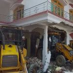 उप्र: अतीक अहमद के 1 और गुर्गे के आलीशान मकान पर चला बुलडोजर, बगैर नक्‍शा बनवाया था 2 मंजिला भवन