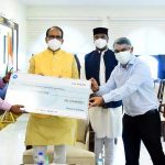 मुख्यमंत्री श्री चौहान को वैक्सीनेशन के लिए 5 करोड़ का चेक भेंट-