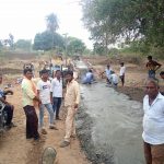 रतलाम : बगैर शासकीय सहयोग के किसानों ने नाले पर बनाया पैदल पुल-