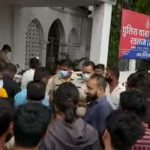 रतलाम: बजरंगियों ने    यातायात थाने का घेराव,जमकर की नारेबाजी