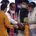 मुख्यमंत्री श्री चौहान   ने नीमच जिले के जावद में औद्योगिक इकाइयों को भूमि आवंटन हेतु आशय पत्र के वितरण कार्यक्रम का शुभारंभ कन्या पूजन एवं दीप प्रज्ज्वलन कर किया।