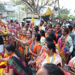Ratlam:महालक्ष्मी का रूप धर, कमल के फूल देकर रहवासियों ने दिया भाजपा प्रत्याशी चेतन्य काश्यप को आशीर्वाद