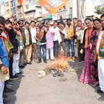 Ratlam: जिला भाजपा ने जलाया कांग्रेस सांसद धीरज साहू का पुतला