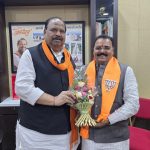 Ratlam: नवनियुक्त भाजपा जिलाध्यक्ष प्रदीप उपाध्याय को कैबिनेट मंत्री चेतन्य काश्यप ने अंगवस्त्र पहनाकर दी बधाई