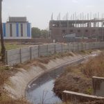 Ratlam:जलस्रोत दूषित, वातावरण प्रदूषित, फूड्स फैक्ट्री से आरही दुर्गंध, ट्यूबवेल से निकल रहा लाल पानी, video