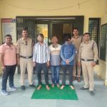 Ratlam:पिता की हत्या का बदला लेने के इरादे से कोर्ट परिसर के बाहर चाकू लेकर घूमते 03 युवको को पुलिस ने किया गिरफ्तार