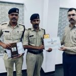 Ratlam:पुलिस अधीक्षक द्वारा गुम हुए बच्चो को सुरक्षित घर पहुंचाने वाले दोनों आरक्षकों को प्रशस्ति पत्र देकर किया सम्मानित