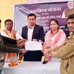 Ratlam: जनपद पंचायत सैलाना ने स्‍वामित्‍व योजना के लाभार्थियों को सम्प‍त्ति कार्ड किया वितरण