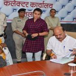Ratlam:﻿कलेक्टर ने जनसुनवाई में आवेदकों की समस्याओं का निराकरण किया