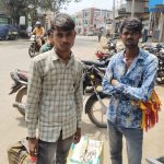 फेरी लगाकर राखियां बेचने वाले युवकों ने बनाया राह चलती महिलाओं का वीडियो, पुलिस ने की कार्रवाई