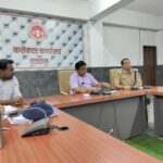 रतलाम/ स्कूली वाहनों में सुरक्षा मानकों का कड़ाई से पालन करें : अपर कलेक्टर श्री रावत